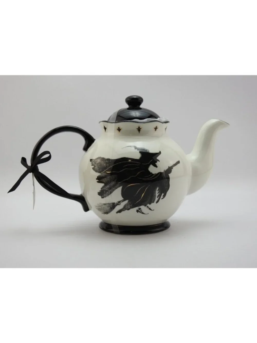 New Potters Studio Halloween Witch Teapot Stoneware  Witches Flying Witch  40oz